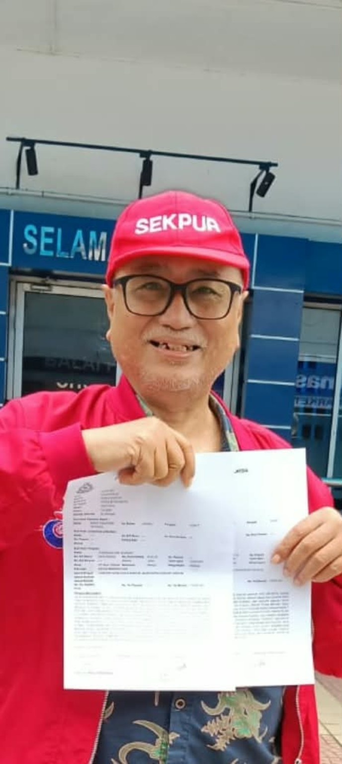 Shahbudin Embun menunjukkan dokumen